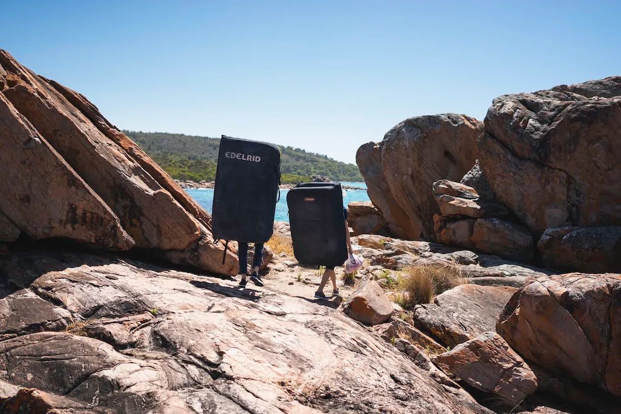 Easy approach to the Copper Rocks seaside boulders